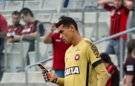 Goleiro Santos causou estranheza com sua atitude antes do jogo do Atlético-PR (Reprodução SporTV) Goleiro Santos causou estranheza com sua atitude antes do jogo do Atlético-PR (Reprodução SporTV)