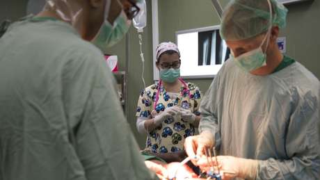 Hospital em Gaza onde a anestesista brasileira (centro) trabalha atendeu 336 pacientes na segunda-feira; essa foto foi tirada um dia depois Hospital em Gaza onde a anestesista brasileira (centro) trabalha atendeu 336 pacientes na segunda-feira; essa foto foi tirada um dia depois