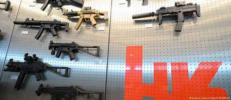 Diferentes tipos da submetralhadora MP5, arma que matou Marielle, em exposição na sede da firma na Alemanha Diferentes tipos da submetralhadora MP5, arma que matou Marielle, em exposição na sede da firma na Alemanha