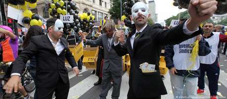 Manifestantes protestam em Buenos Aires contra o pedido de ajuda ao FMI Manifestantes protestam em Buenos Aires contra o pedido de ajuda ao FMI