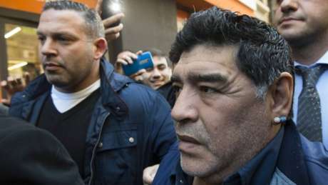 Diego Maradona apelou à Fifa, pedindo a liberação de Paolo Guerrero (Foto: Eitan Abramovich / AFP) Diego Maradona apelou à Fifa, pedindo a liberação de Paolo Guerrero (Foto: Eitan Abramovich / AFP)
