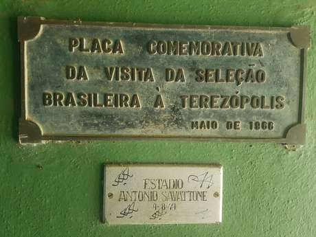 Clube ostenta placa que lembra passagem da SeleÃ§Ã£o por TeresÃ³polis em 1966