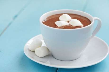 Xícara de chocolate quente com leite condensado servido com marshmallows