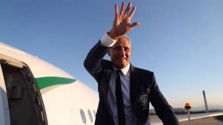 Tite dá adeus durante o embarque da Seleção Brasileiro (Foto: Lucas Figueiredo/CBF) Tite dá adeus durante o embarque da Seleção Brasileiro (Foto: Lucas Figueiredo/CBF)
