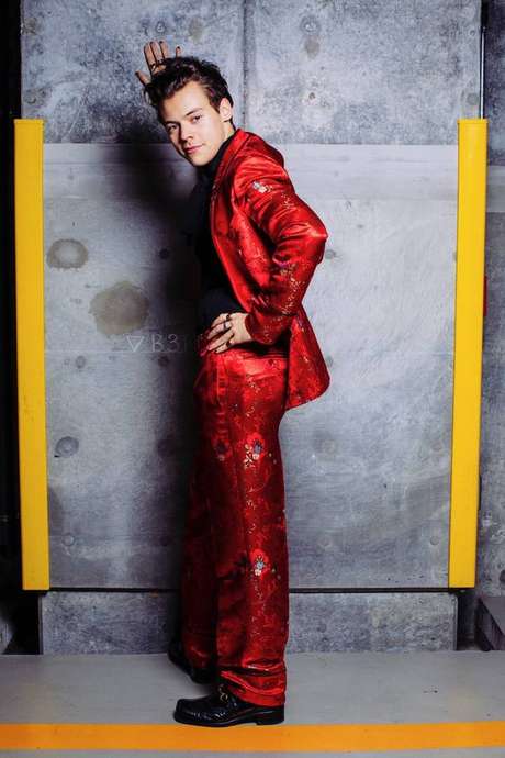 Harry Styles usando terno sob medida da Gucci Harry Styles usando terno sob medida da Gucci