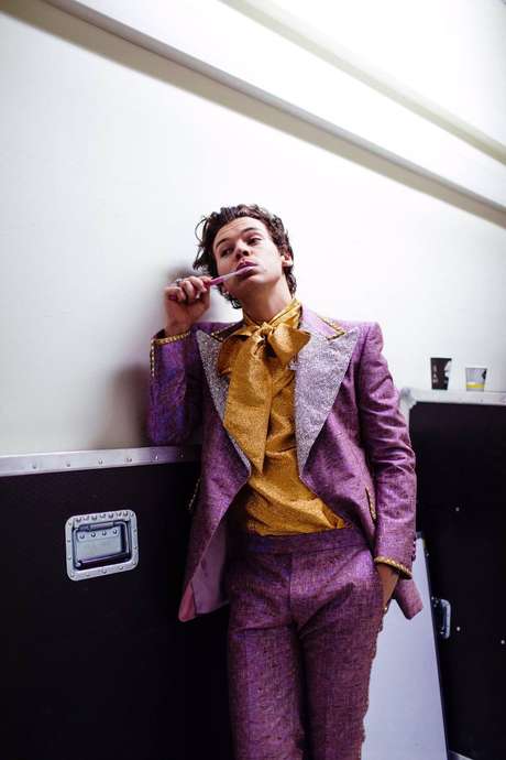 Terno roxo com brilhos + camisa de seda foi o combo escolhido para o show de Milão Terno roxo com brilhos + camisa de seda foi o combo escolhido para o show de Milão