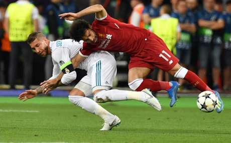 Sergio Ramos puxa Salah em lance que causou a lesão no atacante Sergio Ramos puxa Salah em lance que causou a lesão no atacante