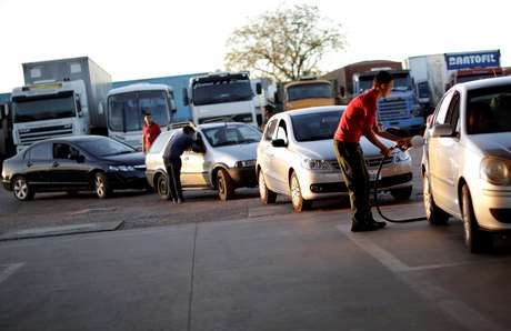 Com a greve dos caminhoneiros, consumidores fazem fila para abastecer veículos e passaram a pagar mais caro em alguns estalecimentos