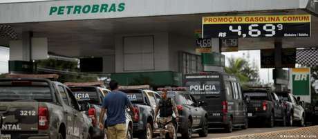 Fila de viaturas em um posto de combustíveis. Pivô da greve dos caminhoneiros, a alta dos combustíveis não foi explorada pelos principais Presidenciáveis. Fila de viaturas em um posto de combustíveis. Pivô da greve dos caminhoneiros, a alta dos combustíveis não foi explorada pelos principais Presidenciáveis.
