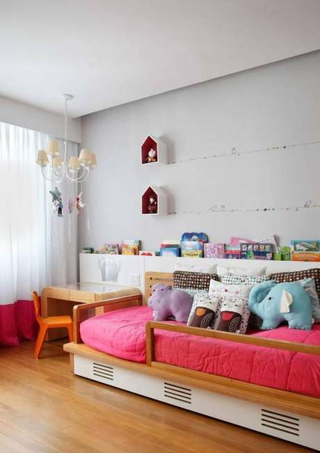 12. O lustre para quarto acima da mesa deixou ambiente mais único 12. O lustre para quarto acima da mesa deixou ambiente mais único