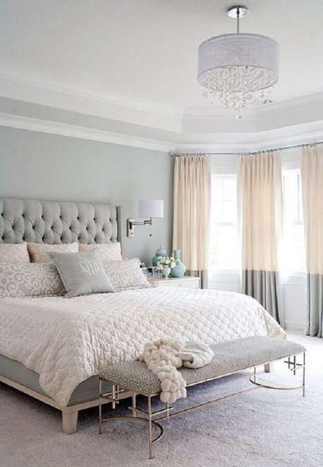 26. Decoração super romântica com lustres para quarto de casal 26. Decoração super romântica com lustres para quarto de casal