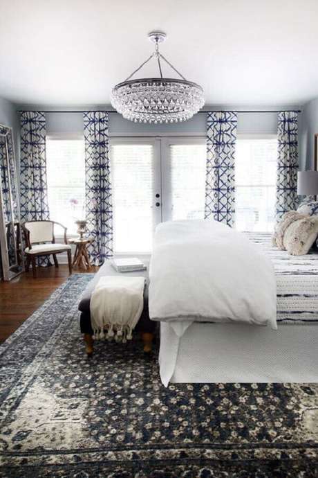 28. Lindo quarto de casal decorando com grande lustre de cristal 28. Lindo quarto de casal decorando com grande lustre de cristal