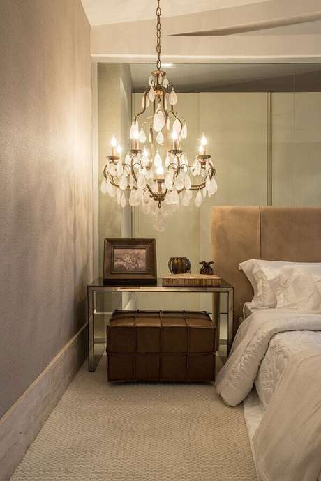 38. Modelo luxuoso de lustres para quarto instalado sobre o criado-mudo 38. Modelo luxuoso de lustres para quarto instalado sobre o criado-mudo