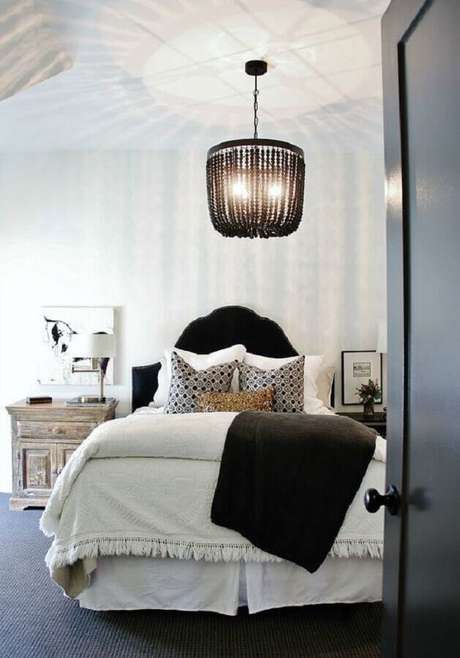 43. Em uma decoração toda clean, os lustres para quarto com uma armação mais marcante garante o toque especial à decoração 43. Em uma decoração toda clean, os lustres para quarto com uma armação mais marcante garante o toque especial à decoração