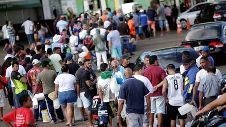 Pessoas e carros fazem fila para comprar combustÃ­vel em um posto em Luziania (GO), no sÃ©timo dia da greve dos caminhoneiros