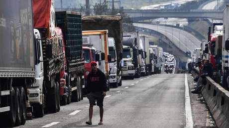 Caminhoneiros bloqueiam a rodovia Regis Bittencourt, na regiÃ£o metropolitana de SÃ£o Paulo, no sexto dia da greve