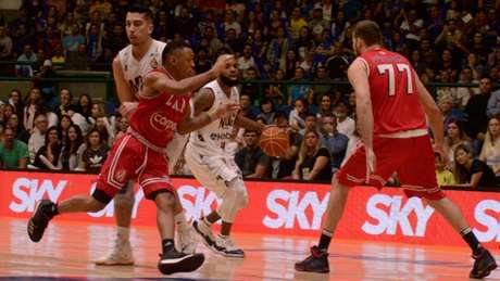 Paulistano derrota o Mogi e é campeão do NBB 10 (Foto: Caio Rocha/Fotoarena) Paulistano derrota o Mogi e é campeão do NBB 10 (Foto: Caio Rocha/Fotoarena)