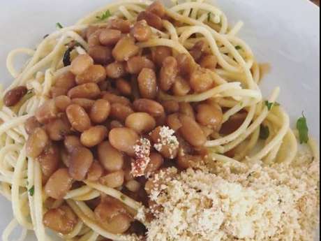 Bruna Marquezine come macarrão, feijão e farofa Bruna Marquezine come macarrão, feijão e farofa