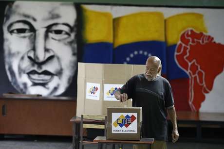 OEA aprova resolução que pede aplicação de Carta 
