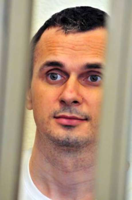 Oleg Sentsov foi condenado a 20 anos de prisão por organizar "atos terroristas" na Crimeia após sua anexação pela Rússia. Oleg Sentsov foi condenado a 20 anos de prisão por organizar "atos terroristas" na Crimeia após sua anexação pela Rússia.