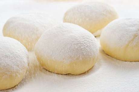 Massa de pizza separada em porções