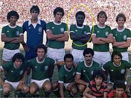 Mococa é o jogador destacado de amarelo na imagem. Ele jogou no clube de 78 a 80 (Foto: Divulgação) Mococa é o jogador destacado de amarelo na imagem. Ele jogou no clube de 78 a 80 (Foto: Divulgação)