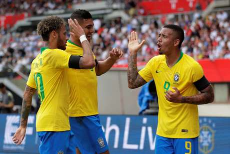 Neymar, Jesus e Casemiro comemoram primeiro gol brasileiro