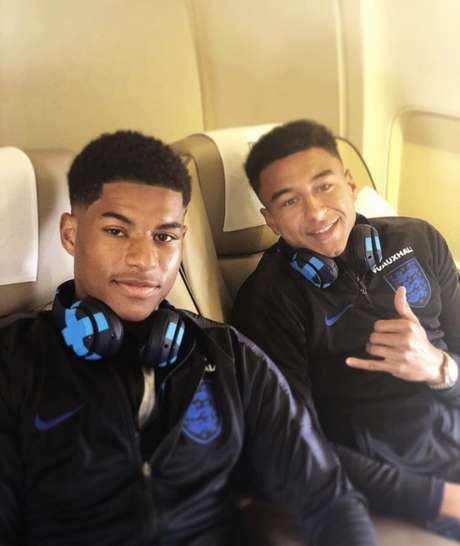 Rashford ao lado de Lingard, companheiro de United, no embarque à Rússia (Foto: Reprodução / Twitter) Rashford ao lado de Lingard, companheiro de United, no embarque à Rússia (Foto: Reprodução / Twitter)