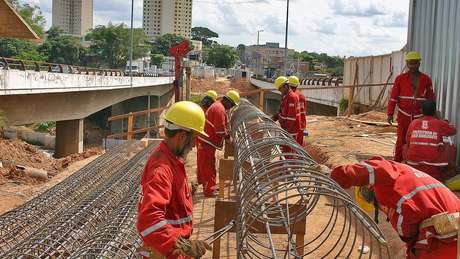 Obra de corredor de ônibus que passa pelas avenidas Antônio Carlos, Pedro I e Vilarinho não foram concluídas (Imagem de 2012)