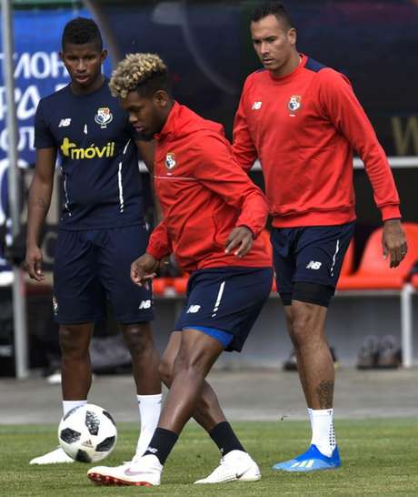Com a bola, Pepe é observado pelo experiente Blas Pérez (Foto: Juan Barreto / AFP) Com a bola, Pepe é observado pelo experiente Blas Pérez (Foto: Juan Barreto / AFP)