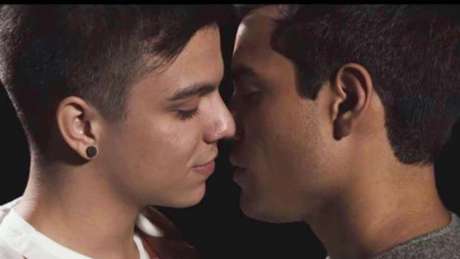 Bruno Gadiol com Gabriel Nandes em cena do clipe ‘Seu Costume’: “Eu não podia estar mais feliz” Bruno Gadiol com Gabriel Nandes em cena do clipe ‘Seu Costume’: “Eu não podia estar mais feliz”