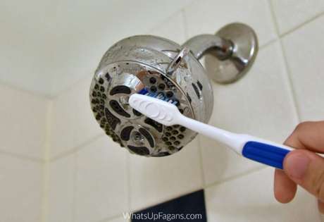 5. Você pode usar uma escova de dentes ou de lavar roupa