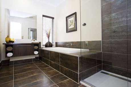 33 – Cerâmica para banheiro revestindo piso e banheira.