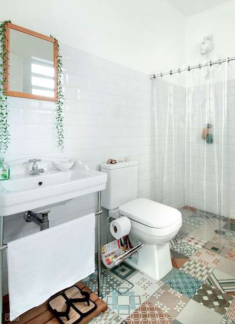 13 – Cerâmica para banheiro pequeno com azulejos neutros e pisos de ladrilhos estampados.