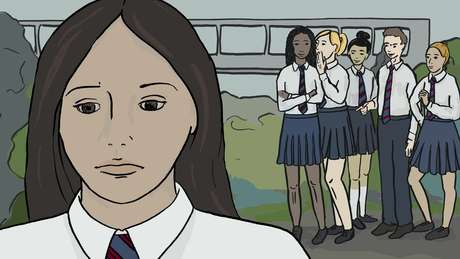 Jovem parece triste enquanto colegas de escola cochicham sobre ela ao fundo Jovem parece triste enquanto colegas de escola cochicham sobre ela ao fundo