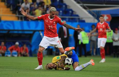 Neymar sofre falta de Behrami em Brasil x Suíça