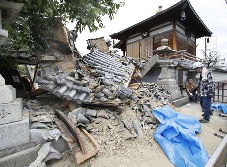 Templo foi atingido por terremoto em Ibaraki, em Osaka, no Japão