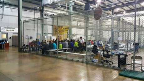 Autoridades publicaram esta imagem com imigrantes em uma espécie de jaula; jornalistas disseram ter visto crianças em condições semelhantes Autoridades publicaram esta imagem com imigrantes em uma espécie de jaula; jornalistas disseram ter visto crianças em condições semelhantes
