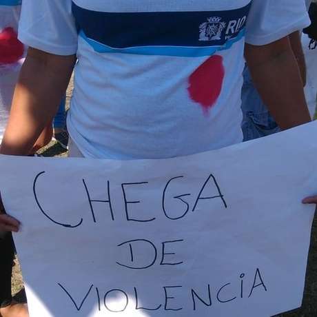 'Sou aluno, não suje minha blusa de sangue', disseram estudantes durante protesto 'Sou aluno, não suje minha blusa de sangue', disseram estudantes durante protesto
