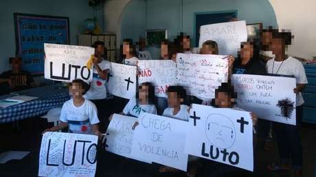 ONG contou 100 disparos feitos do helicóptero, numerados e circulados com tinta colorida por colaboradores na comunidade ONG contou 100 disparos feitos do helicóptero, numerados e circulados com tinta colorida por colaboradores na comunidade