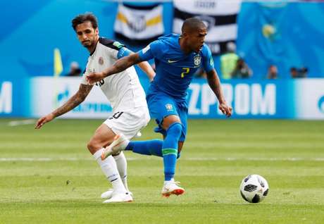 Douglas Costa durante partida da seleção brasileira contra a Costa Rica na Copa do Mundo 22/06/2018 REUTERS/Carlos Garcia Rawlins