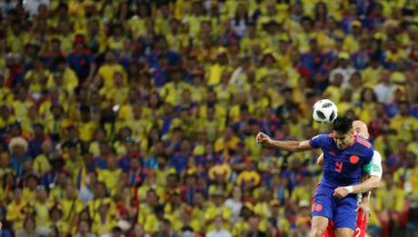 Falcao Garcia e Pazdan disputam bola no alto durante Polônia x Colômbia pelo Grupo H da Copa do Mundo