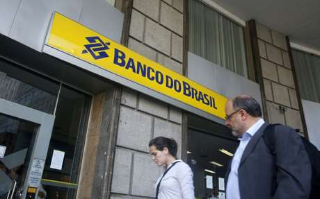 Pessoas passam em frente de agência do Banco do Brasil no Rio de Janeiro