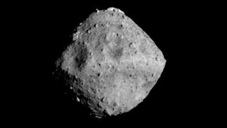 Antes de coletar material abaixo da superfície do asteroide Ryugu, cientistas vão mapear o objeto que está a 290 milhões de quilômetros da Terra Antes de coletar material abaixo da superfície do asteroide Ryugu, cientistas vão mapear o objeto que está a 290 milhões de quilômetros da Terra