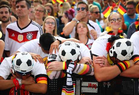 Fans watch match between Germany and South Korea at the Brandenburg Gate in Berlin
27/06/2018 REUTERS / Hannibal Hanschke