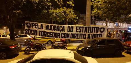 Faixa de protesto foi colocada na frente da sede do clube (ReproduÃ§Ã£o Internet)