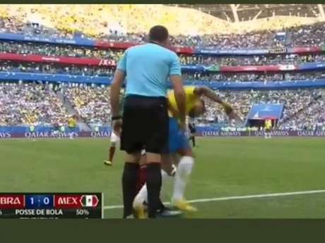 Bruna Marquezine 'protesta' contra pisão no pé de Neymar Bruna Marquezine 'protesta' contra pisão no pé de Neymar