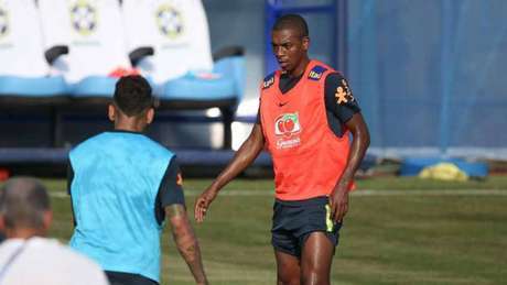 Fernandinho terá oportunidade na Seleção Brasileira (Foto: Pedro Martins / MoWA Press) Fernandinho terá oportunidade na Seleção Brasileira (Foto: Pedro Martins / MoWA Press)