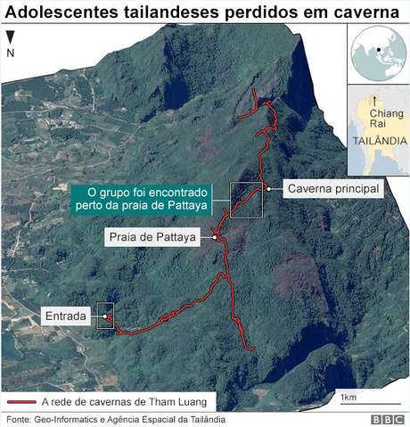 Os adolescentes tailandeses foram encontrados em uma área alta, para onde fugiram para se proteger da elevação do nível da água Os adolescentes tailandeses foram encontrados em uma área alta, para onde fugiram para se proteger da elevação do nível da água
