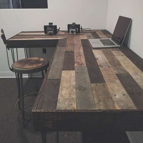 2 – Mesa para escritório com madeira reciclada. 2 – Mesa para escritório com madeira reciclada.